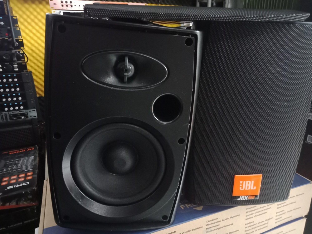 Loa treo tường JBL F-650