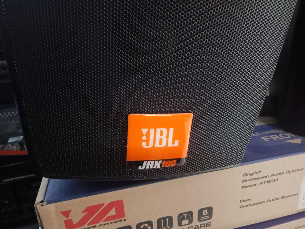 Loa treo tường JBL F-650